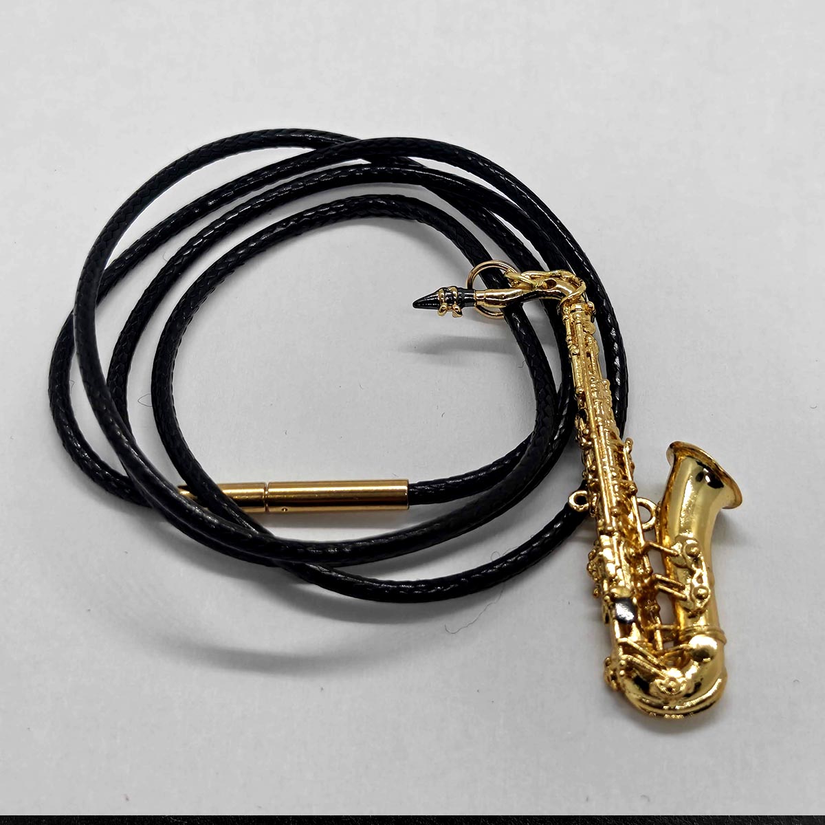oplus_8592097328 Colier saxophone - cuir tressé – Image 1